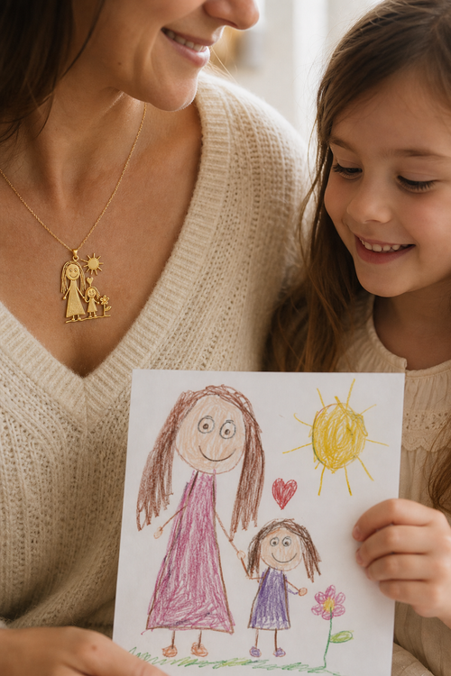 Moeder draagt hanger van tekening die haar dochter vasthoudt